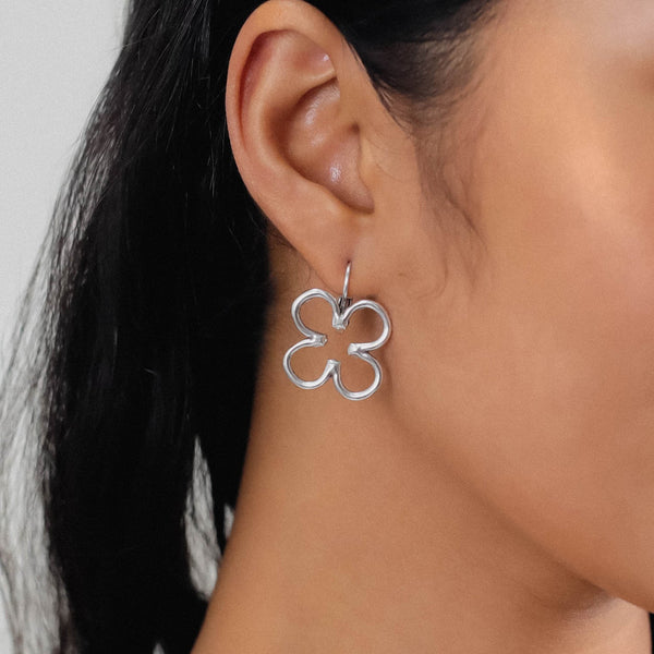 ORI TAO CLOVER french hook clover earrings (silvered)