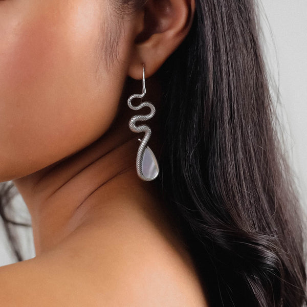 ORI TAO VENIN hook earrings with white MOP drop (silvered)