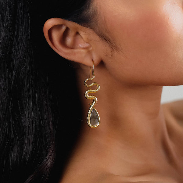 ORI TAO VENIN hook earrings with black lip drop (golden)