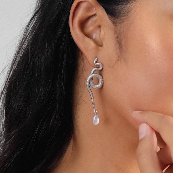 ORI TAO VENIN snake post earrings (silvered)
