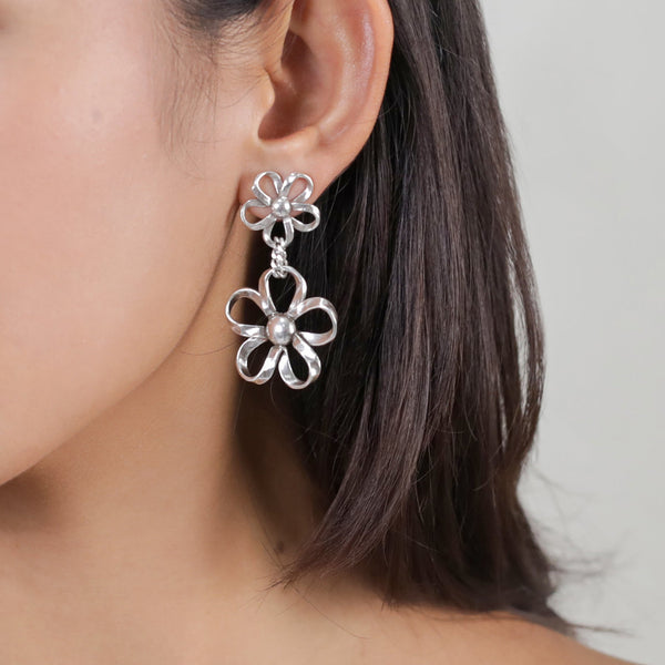 ORI TAO MOOREA 2 flower silvered post earrings