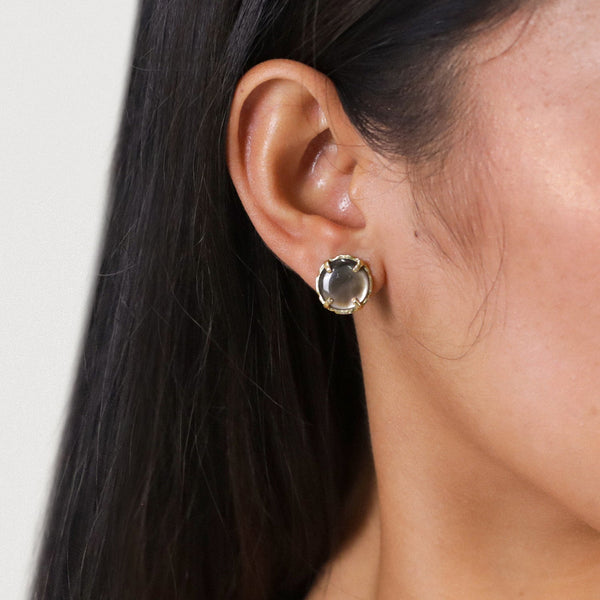 ORI TAO BLOOM black lip stud earrings (golden)