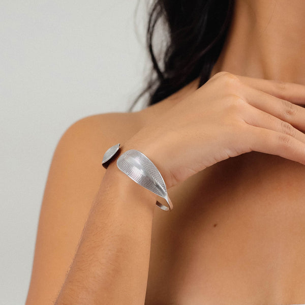 ORI TAO MIYAKO engraved rigid bracelet (silvered)