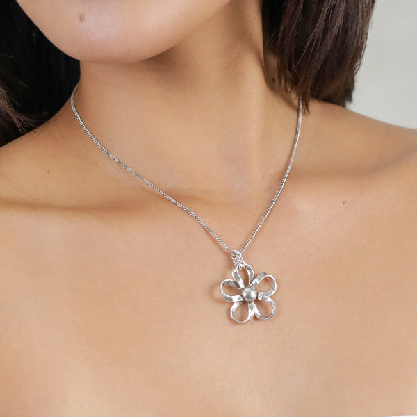 ORI TAO MOOREA short silvered necklace with flower pendant